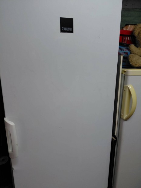 Elad� h�t� P�cs