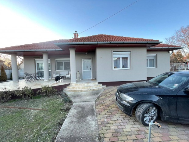 Elad� ig�nyes, azonnal k�lt�zhet� csal�di h�z R�ckev�n