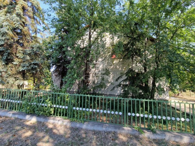 Elad� ikerh�z Galgah�v�z, F� �ton