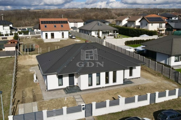 Elad� ikerh�z Nagytarcsa, Vincell�r utca