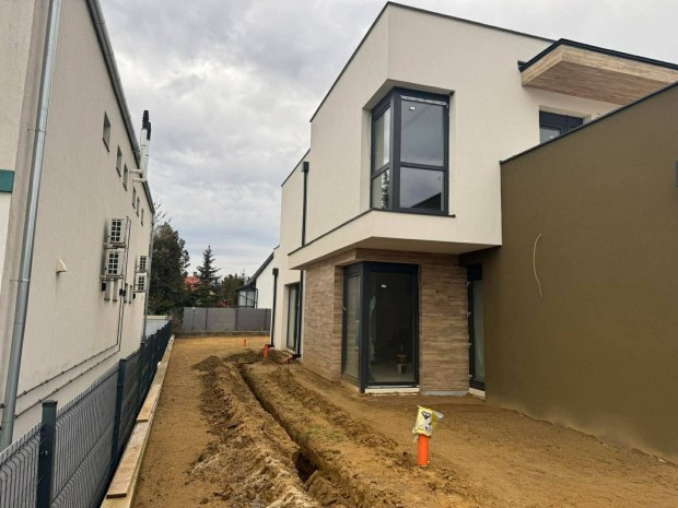 Elad� ikerh�z Ny�regyh�za S�st�f�rd�