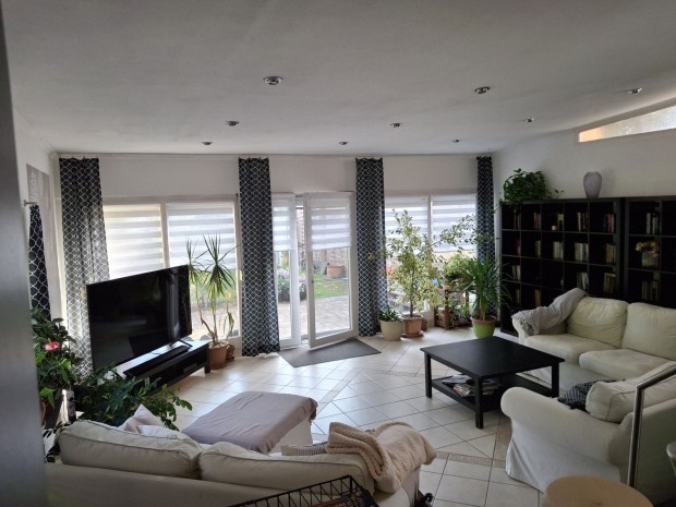 Elad� ikerh�z, Szolnok