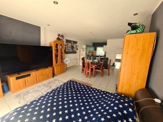 Elad� ikerh�z-f�l Gy�mr� csendes r�sz�n