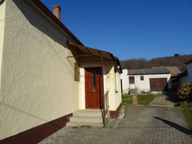 Eladó ikerház tényőn nagy telekkel