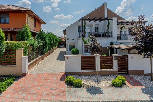 Elad� ikerh�zi csal�di h�z Mogyor�d kertv�rosi r�sz�n