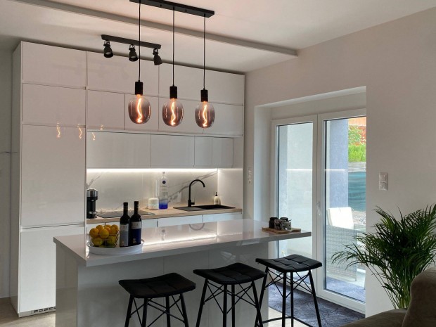 Elad� ingatlan �jharty�n