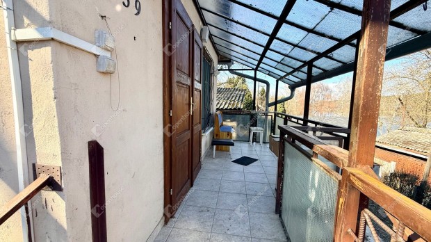 Elad� ingatlan, Gomba