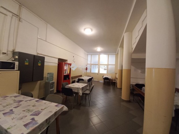 Elad� ipari, Beretty��jfalu