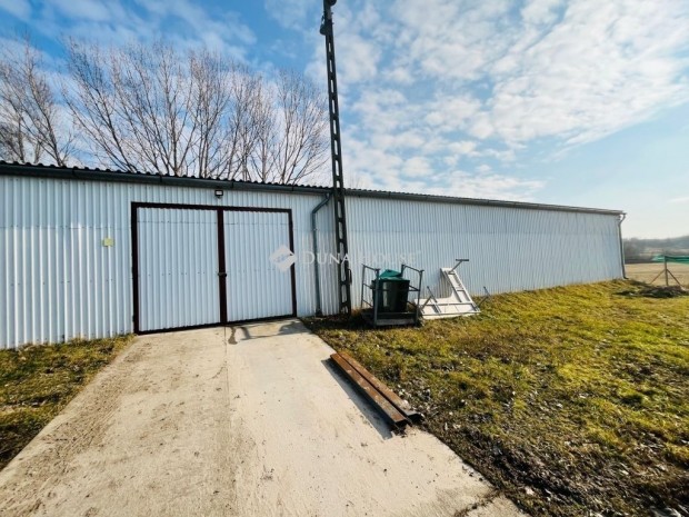 Elad� ipari, T�pi�bicske