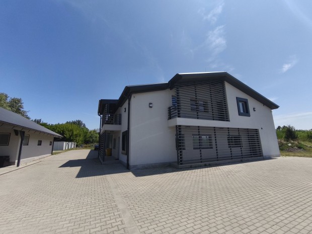 Elad� ipari ingatlan Fony�don  modern rakt�rcsarnok �s m�hely