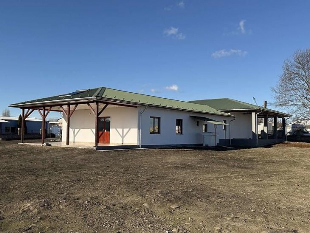 Elad� ipari ingatlan - V�c