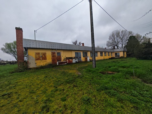 Elad� ipari ter�let J�sztelek k�lter�let�n