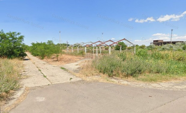 Elad� iparter�let Szolnokon, a T�szegi �ton