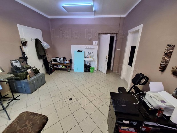 Elad� iroda Kaposv�r belv�ros�ban, a Pet�fi t�ren, liftes,