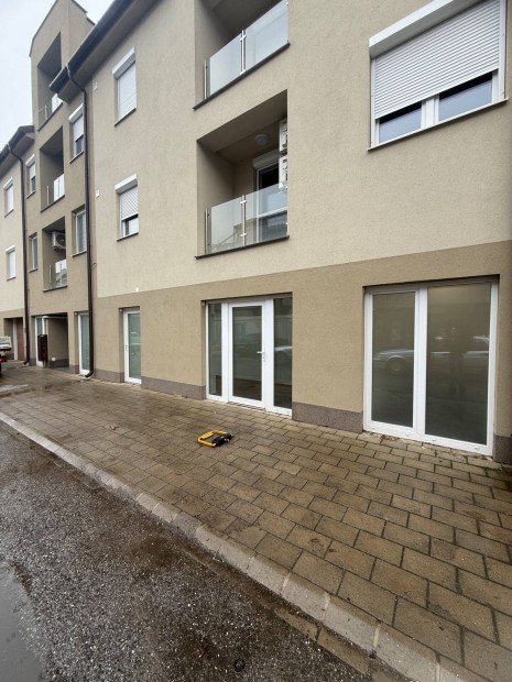 Elad� iroda, vagy �zlethelyis�g az �sz�l� utc�n