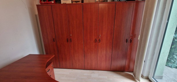 Elad� irodab�tor