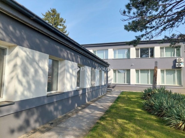 Elad� iroda�p�let, Baja