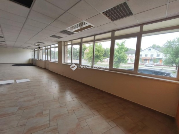 Elad� iroda�p�let, Debrecen