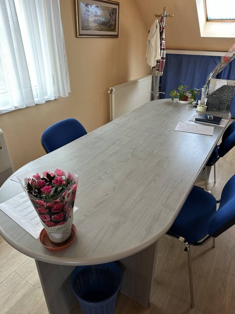 Eladó irodai asztal székekkel