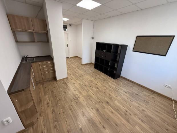 Elad� irod�k �s rakt�r - Szeksz�rd, R�k�czi utca