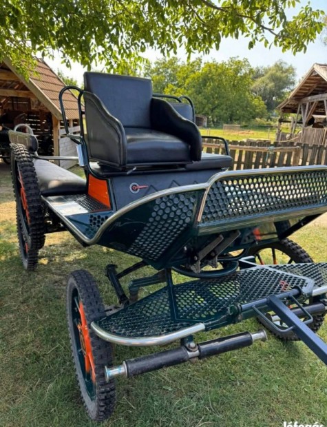 Elad� j�rtat� kocsi