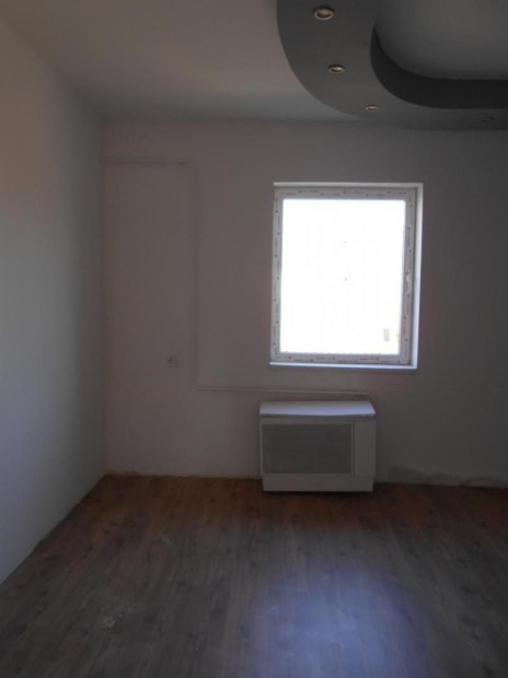 Elad� j�szap�tii csal�dih�z