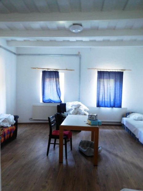 Elad� j�sz�roksz�ll�si csal�dih�z