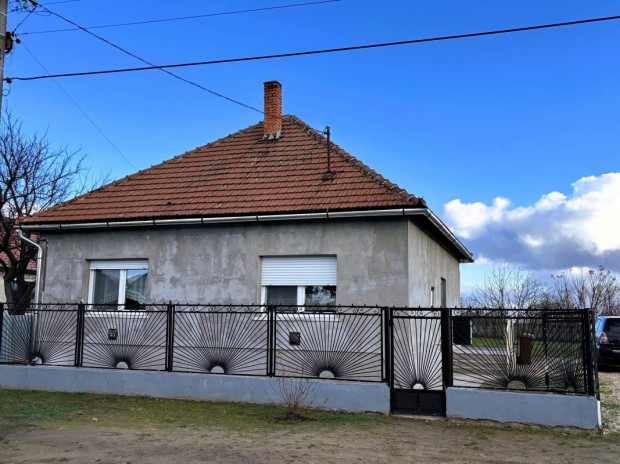 Elad� j�szf�nyszarui csal�dih�z