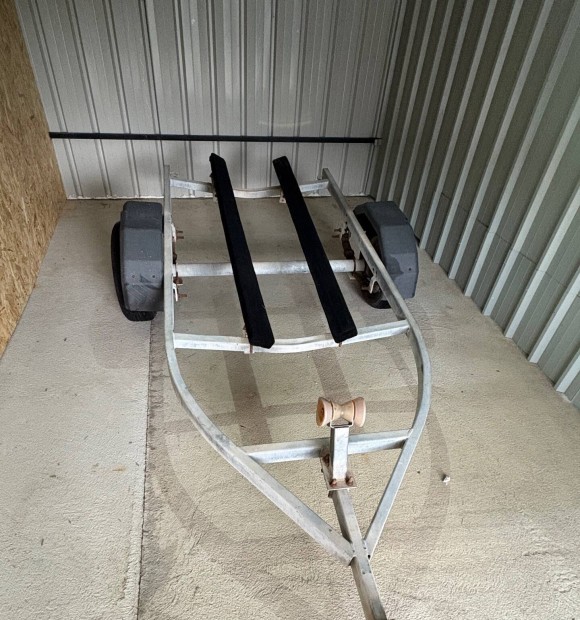 Elad� jetski sz�ll�t� s�jakocsi