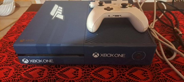 Eladó jó állapotban lévő Xbox ONE Forza Motorsport Edition konzol