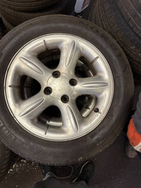 Elad� j� �llapotban l�v� felelni gumival ny�ri