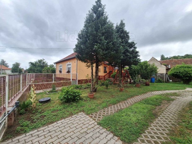 Elad� j� �llapot� csal�di h�z Bodrogon, gazd�lkod�sra alkalmas