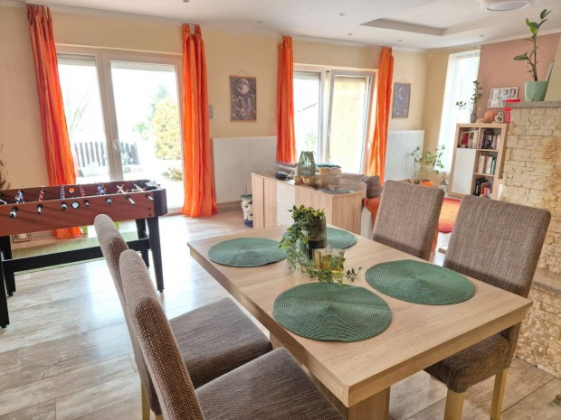 Elad� kapuv�ri csal�di h�z