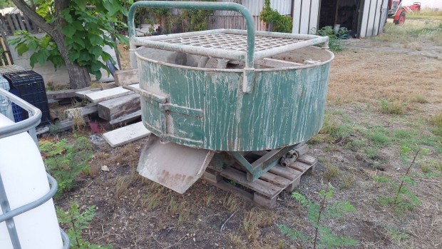 Eladó kardános betonkeverő traktor hajtású