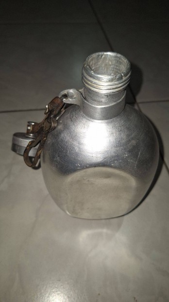 Eladó katonai kulacs kupakkal