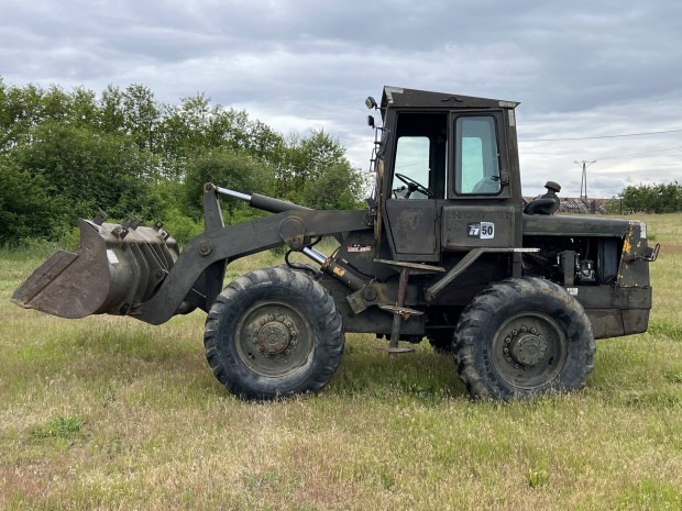 Eladó katonai rakodógép rakodó mtz traktor