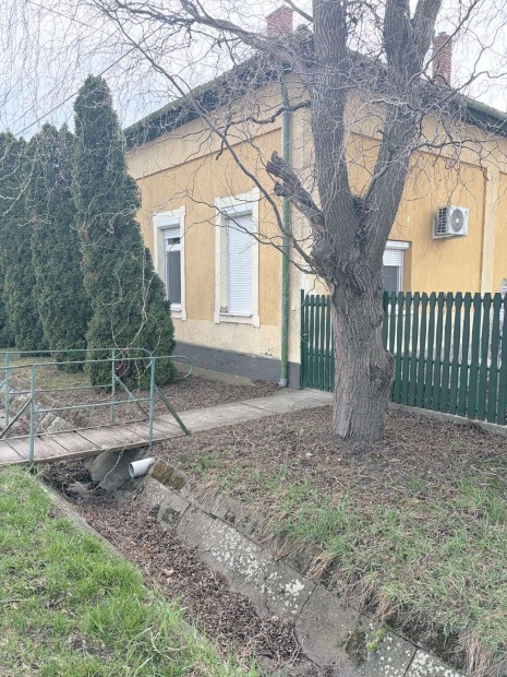 Elad� kertes csal�di h�z Kis�jsz�ll�son