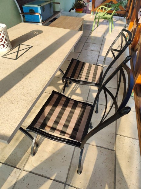 Eladó kerti bútor 4db antikolt kovácsoltvas szék és márvány asztal