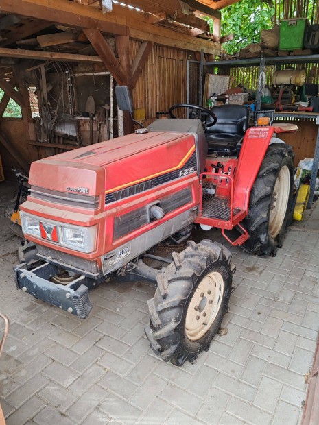 Eladó kerti traktor tartozékaival együtt