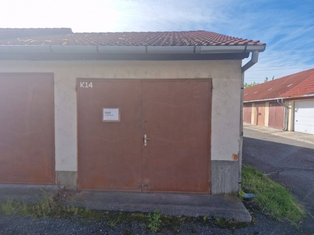 Eladó kertvárosi garázs