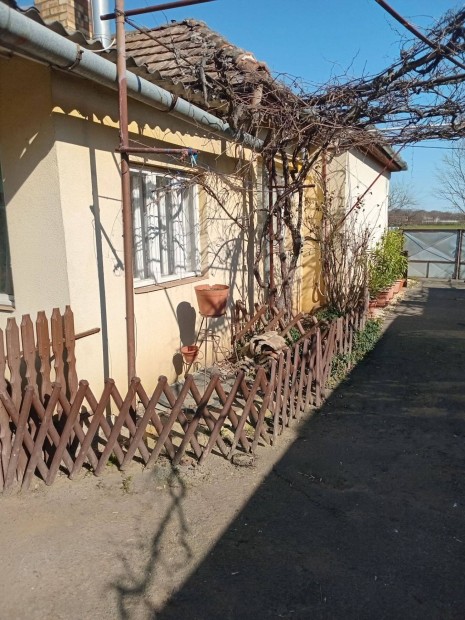 Elad� k�t k�l�n�ll� h�z egy telken Ny�regyh�za Als�p�zsit