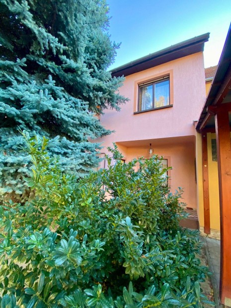 Elad� k�t szintes sorh�zi lak�s Soltoncsendes, m�gis k�zponti helyen