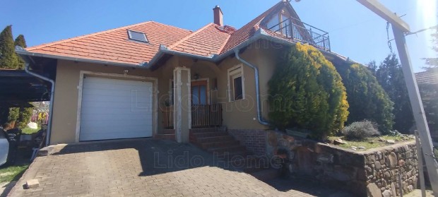 Elad� k�tgener�ci�s, akad�lymentes�tett CSAL�DI H�Z CSERSZEGTOMAJON.