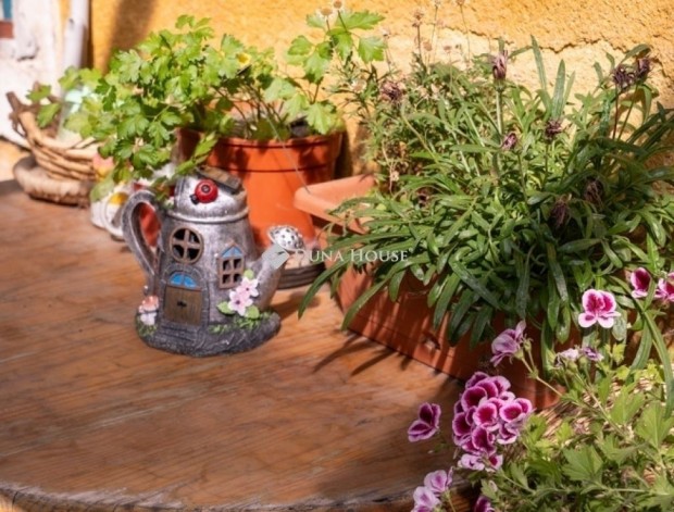 Elad� k�tgener�ci�s csal�di h�z G�d�ll�n gy�ny�r� kerttel