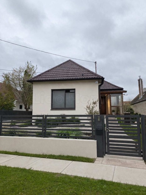 Elad� k�tgener�ci�s csal�di h�z P�ty egyik legszebb r�sz�n