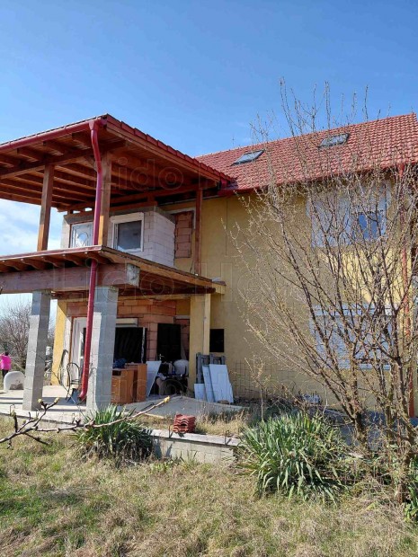 Elad� k�tgener�ci�s csal�di h�z Szom�don!