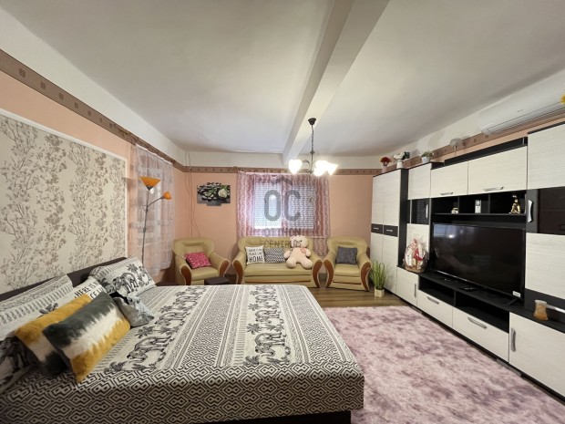 Elad� k�tgener�ci�s csal�di h�z teljes b�torzattal, Berekb�sz�rm�nyben