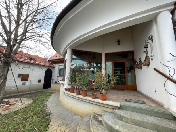 Elad� k�trendbeli csal�di h�z, Kecskem�t belv�ros�ban