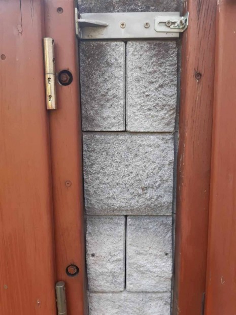 Eladó kétszárnyú kapu ajtóval 