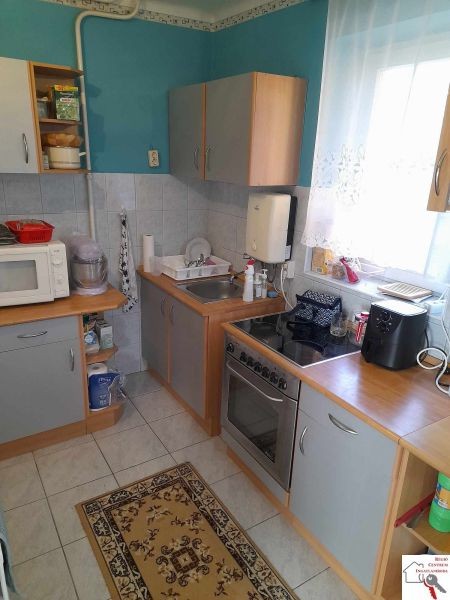Eladó kétszintes, négy és fél szobás családi ház garázzsal Pécsett,